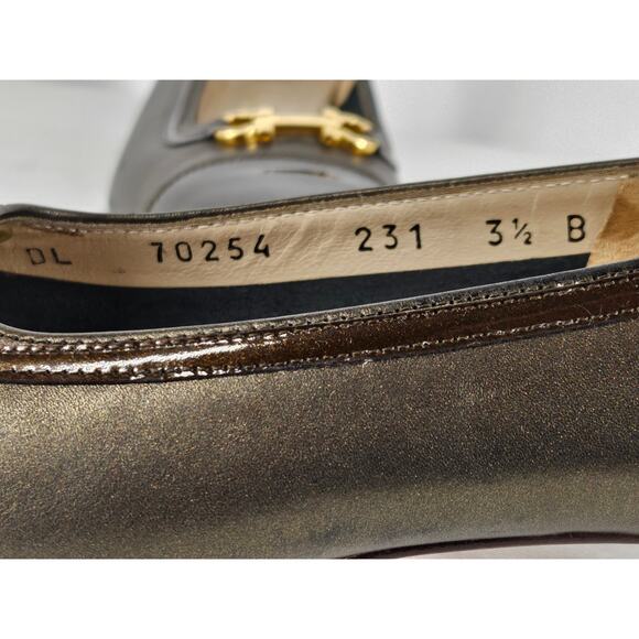 SALVATORE FERRAGAMO WOMEN’S BROWN PUMP – SIZE 3.5B – BRONZE PATENT TOE & GANCINI - Picture 8 of 14